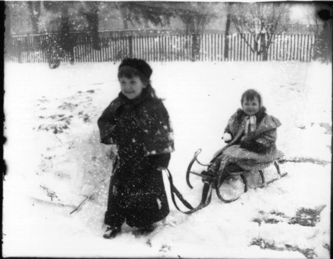 Children_playing_with_sleigh_in_the_snow_1903_(3192604250)